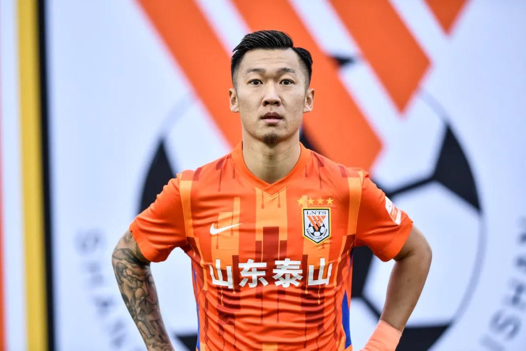 أتالانتا يتصدر الدوري الإيطالي مؤقتاً بعد فوز صعب على ميلان